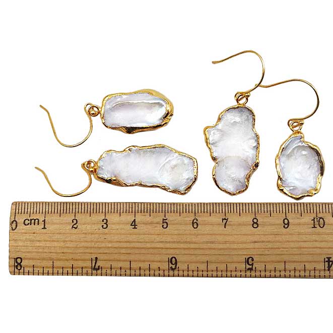 Witte zoetwater parel oorbellen met keshi parels en goud edelstaal, maat indicatie | Long Keshi Pearl