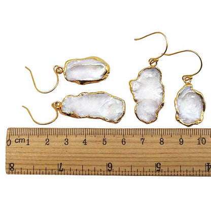 Witte zoetwater parel oorbellen met keshi parels en goud edelstaal, maat indicatie | Long Keshi Pearl