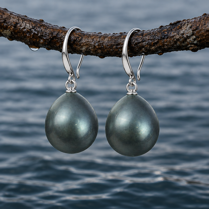 Mother of pearl parel oorbellen met grijs groene parel hangend aan takje boven water | Royal Green
