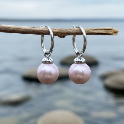 Roze parel oorbellen, oorringen met roze parel hangend aan takje boven water | Little Hope Old Pink