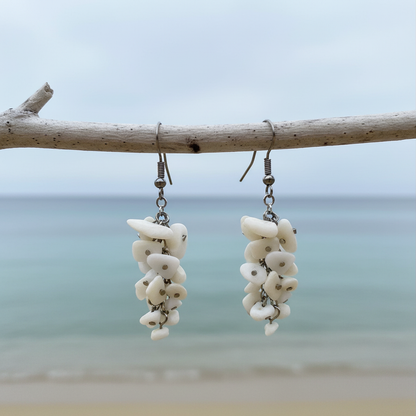 Witte oorbellen met stukjes witte schelp en sterling zilver (925) hangend aan takje | White Stone