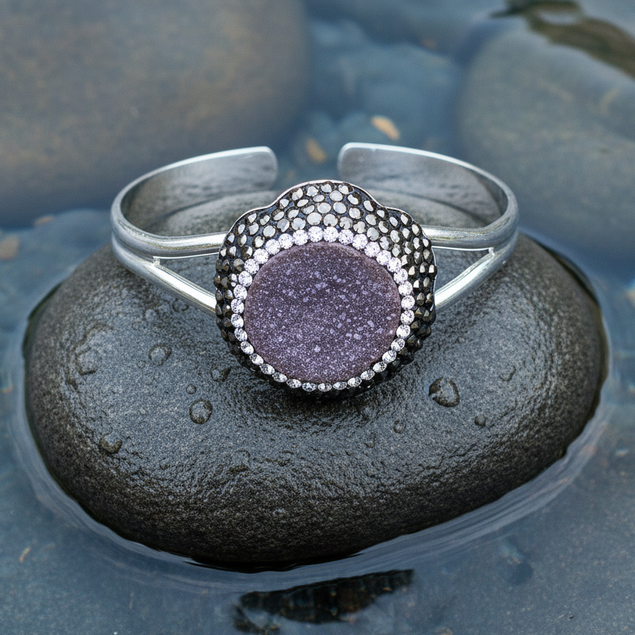 Druzy bangle frisse generatie op natte grijze steen