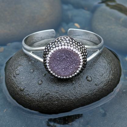 Druzy bangle frisse generatie op natte grijze steen