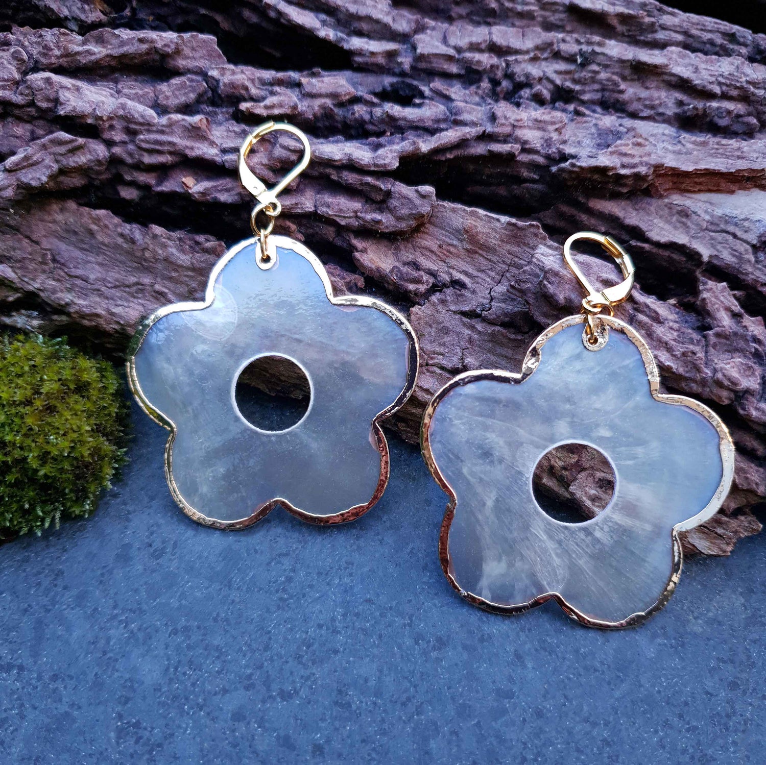Gouden Bloemblad oorbellen met lichtbruine diamant en druppel parels - Greetje van den Geest, Edelsmid Gouden Bloemblad oorbellen met lichtbruine diamant en druppel parels - Greetje van den Geest, Edelsmid