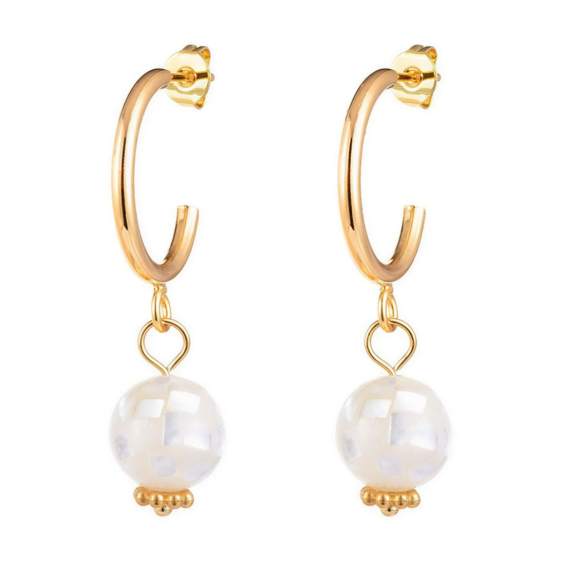 Witte parelmoeren oorbellen met goud kleurig edelstaal, gouden oorringen met parelmoer | Golden Hope White Mosaic Ball