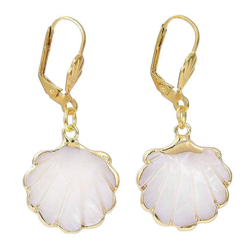 Witte parelmoeren oorbellen in de vorm van een shell schelp met goud edelstaal | Smalle Gold Sea Shell