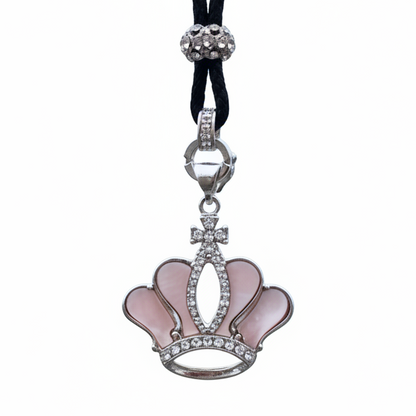 Detail van roze parelmoeren ketting met kroon en stras steentjes | Crown Pink