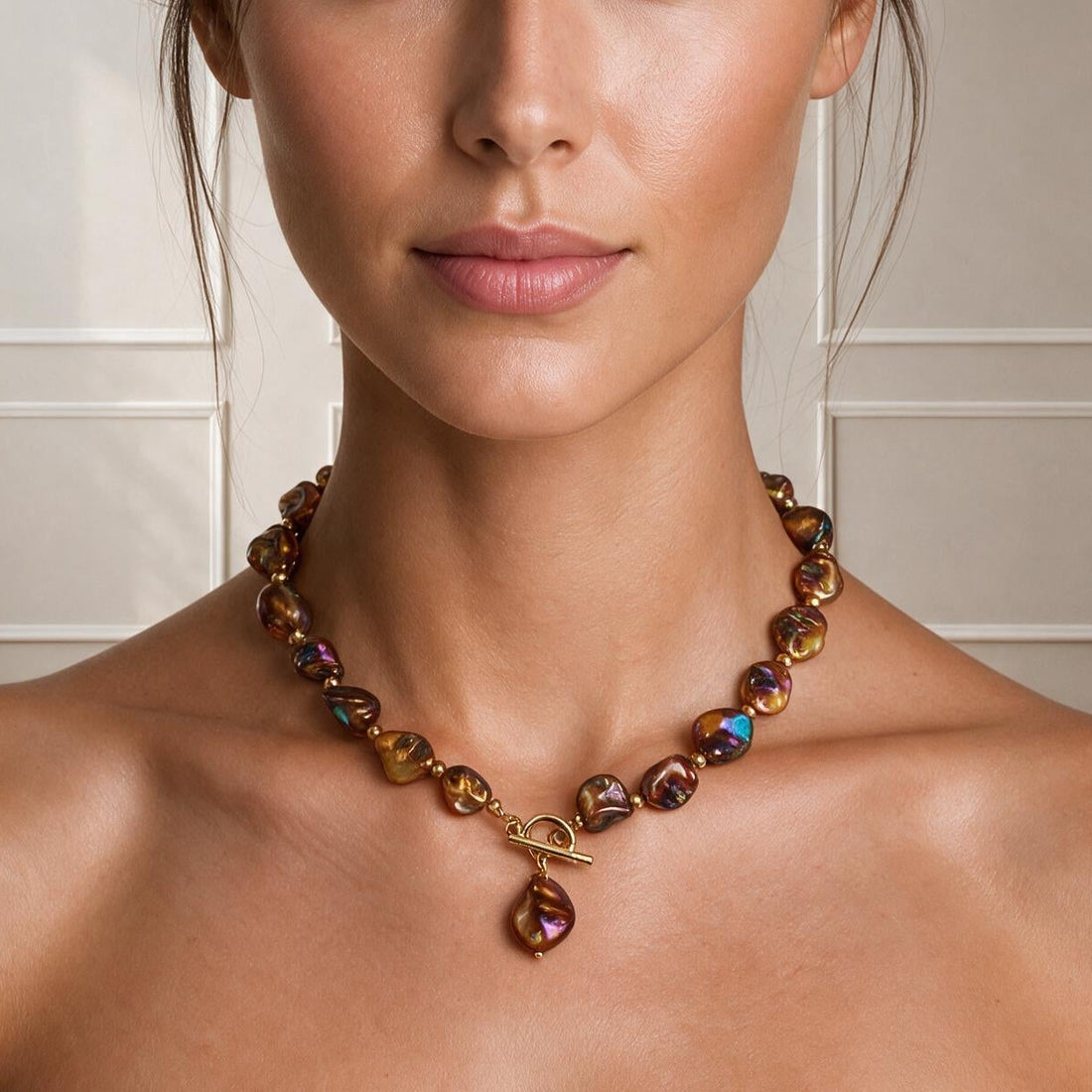 Bruin gekleurde parelmoeren schelpen ketting en goud edelstaal op model | set Shell AB Brown Gold