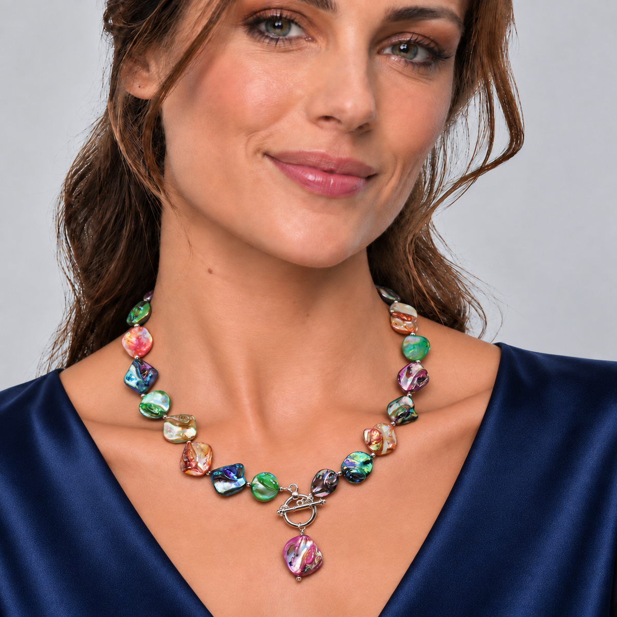Vrolijk gekleurde parelmoeren schelpen ketting op model | Shall AB Mix