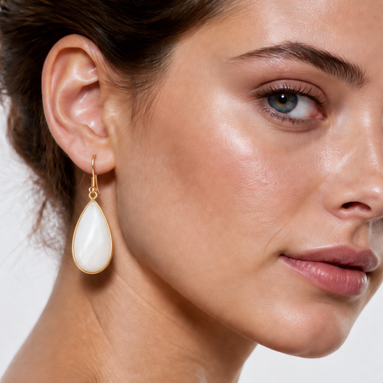 Witte parelmoeren oorbellen met goud edelstaal op model | Big Taerdrop White Shell Gold