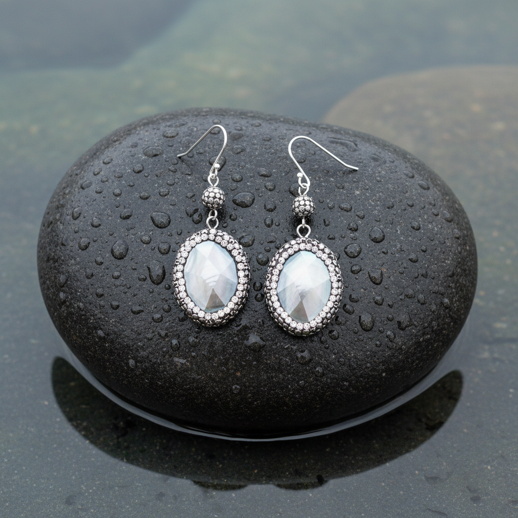 Bovenaanzicht oorbellen op grote donkere steen