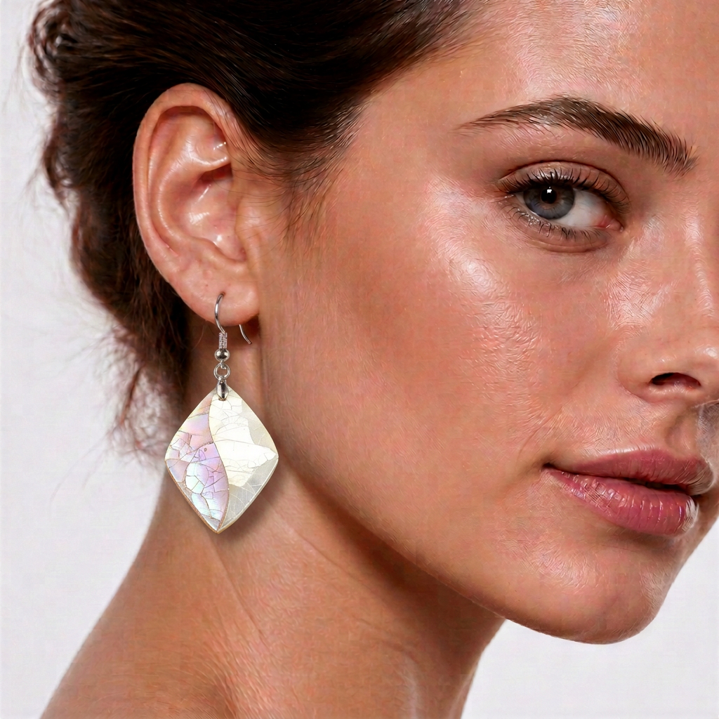Parelmoeren oorbellen in ruitvorm met sterling zilver 925 gedragen door model | Crackle Rosé Shell Rhombus