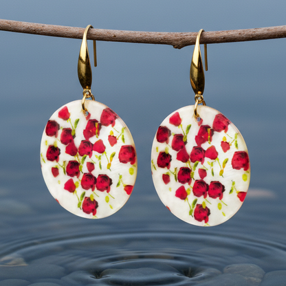 Parelmoeren oorbellen met wit parelmoer en goud kleurig edelstaal hangend aan takje boven water | Gold Shell Poppies