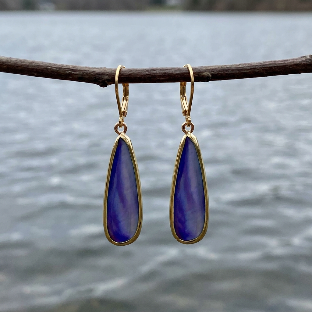 Blauwe parelmoeren oorbellen met goud edelstaal gedragen door model - Oblong Drop Blue