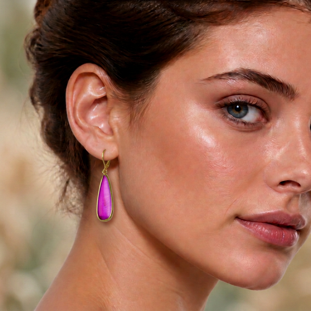 Roze parelmoeren oorbellen met goud edelstaal gedragen door model - Oblong Drop Pink
