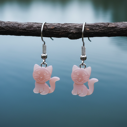 Roze parelmoeren oorbellen in de vorm van een kat met sterling zilver (925) hangend aan takje boven water | Pink Shell Cat