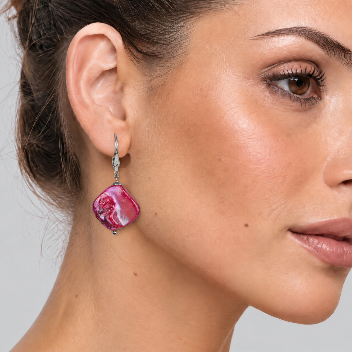 Pink gekleurde parelmoeren schelpen oorbellen met edelstaal op model | Shell AB Pink