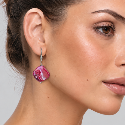 Pink gekleurde parelmoeren schelpen oorbellen met edelstaal op model | Shell AB Pink