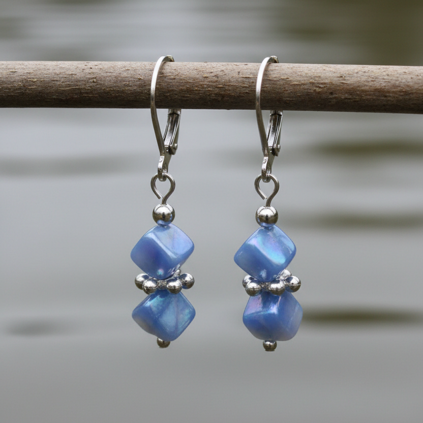 Blauw parelmoeren oorbellen met edelstaal hangend aan takje | Shell Cube AB Blue