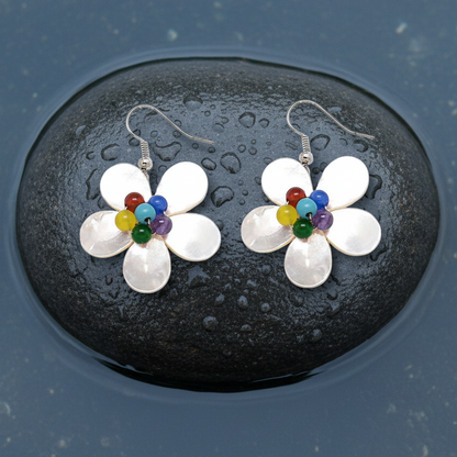 Parelmoeren oorbellen met wit parelmoer in de vorm van een bloem met zilver edelstaal liggend op steen in water | White Shell Flower Multi Stone