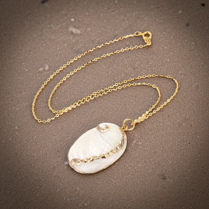 Witte schelpen ketting liggend op strand | White Shell Gold