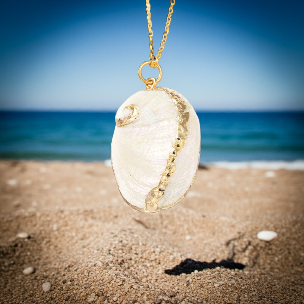 Witte schelpen ketting met achtergrond strand en zee | White Shell Gold