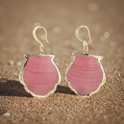 Roze schelpen oorbellen met achtergrond strand | Gold Sea Shell Pink