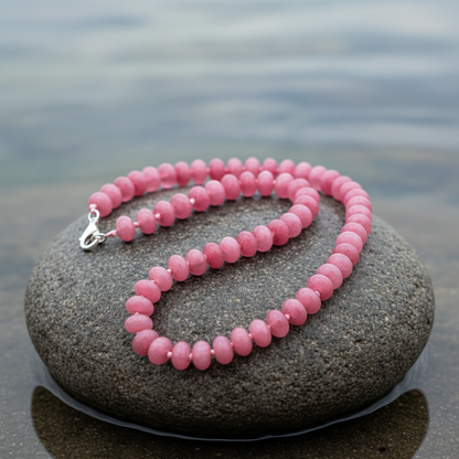 Roze handgeknoopte edelstenen  ketting met sterling zilver (925) liggend op steen close up | Cherry Quartz Rondelle