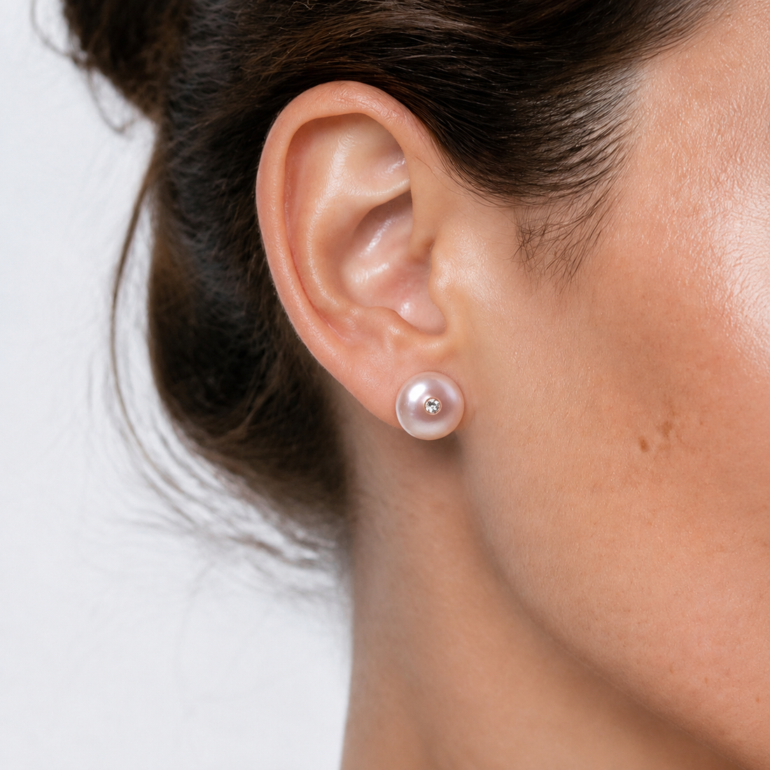 Roze zoetwater parel oorbellen met stras steentje, parel oorknopjes op model | Mea Bling Pu