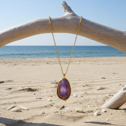 Paarse schelpen ketting met hanger en goud edelstaal hangend aan tak | Shell Cowrie Purple