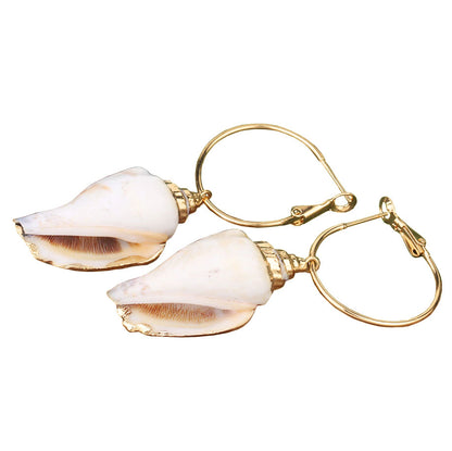 Gouden oorringen met crème kleurige schep schelp liggend | Big Hope Conche Shell Gold