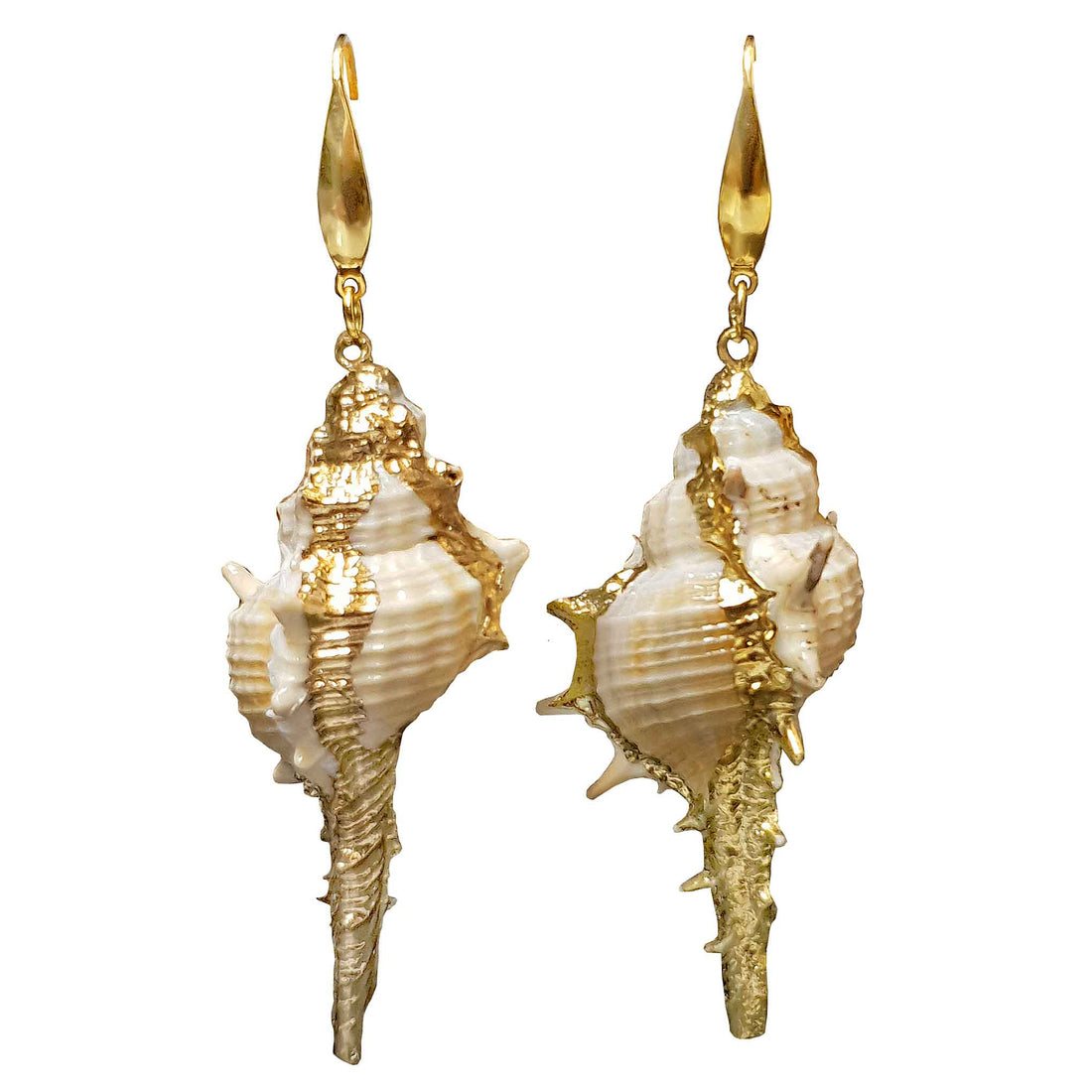 Lange schelpen oorbellen met witte schelp en goud edelstaal | Shell Cabrit Gold