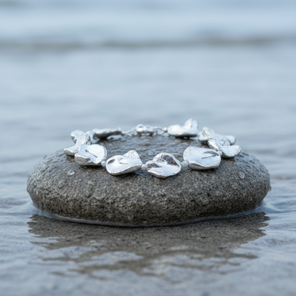 Zilver kleurige parelmoer schelpen armband liggend op steen zijaanzicht | Shell Silver