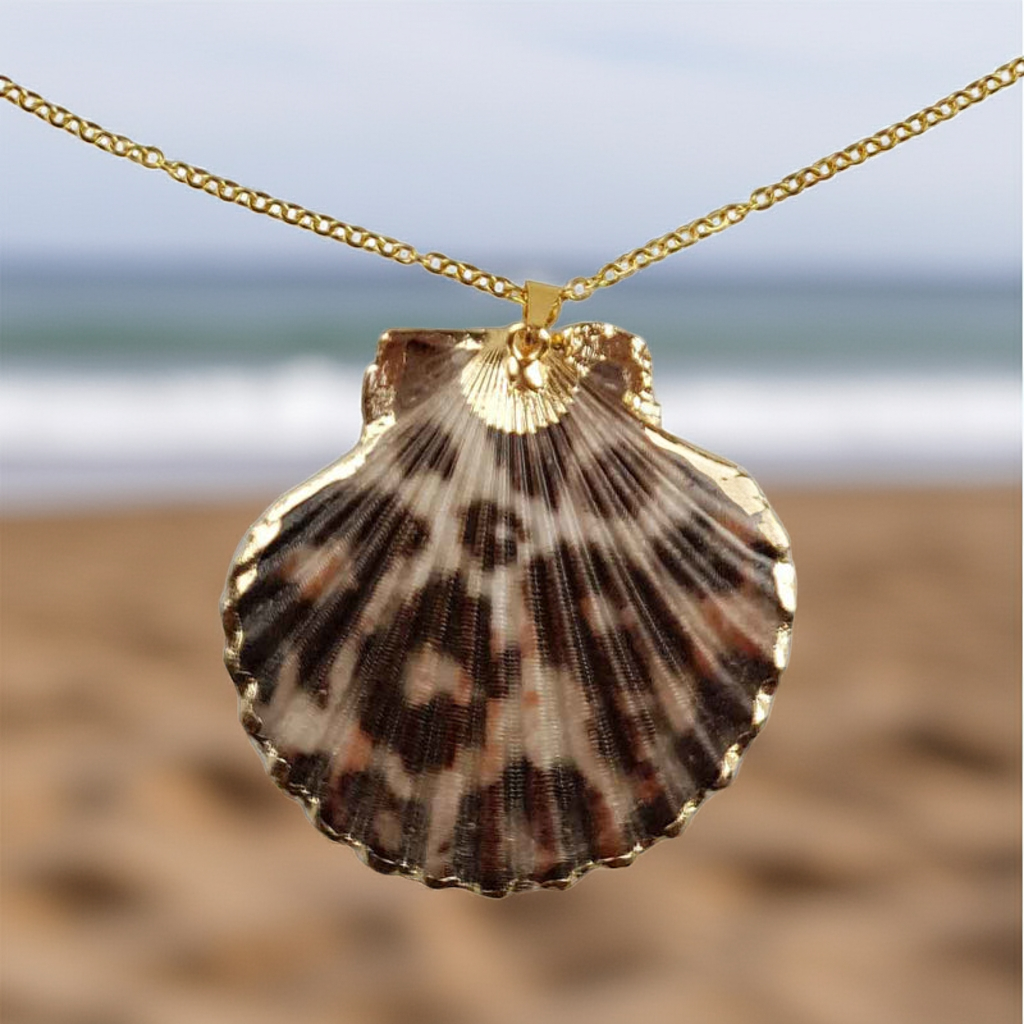 Schelpen ketting met achtergrond strand en zee | Gold Sea Shell Panther
