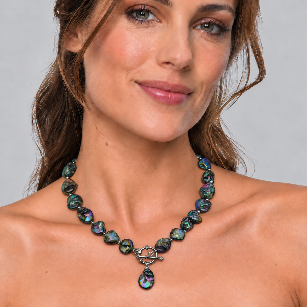 Donker blauw gekleurde parelmoeren schelpen ketting op model | Shell AB Blue