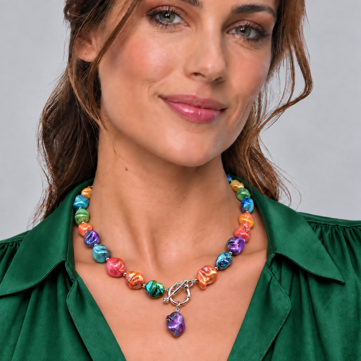 Vrolijk gekleurde parelmoeren schelpen ketting met hanger op model met groen blouse | Shell AB Color
