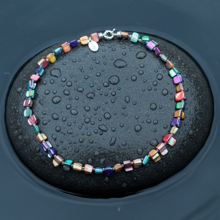 Shell Chip AB Color ketting op natte grijze steen