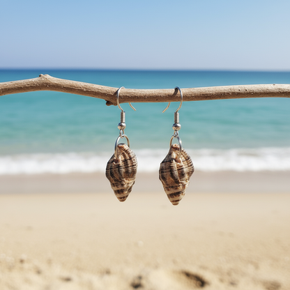 Kleine schelpen oorbellen met bruine schelp en sterling zilver (925) hangend aan takje met achtergrond zee | Small Trumpet Shell Dark