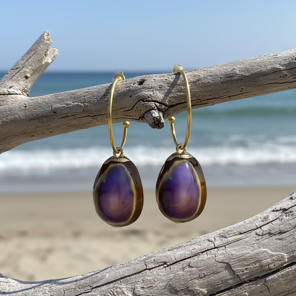 Gouden oorringen met paarse schelpen en goud edelstaal hangend aan tak | Shell Cowrie Purple