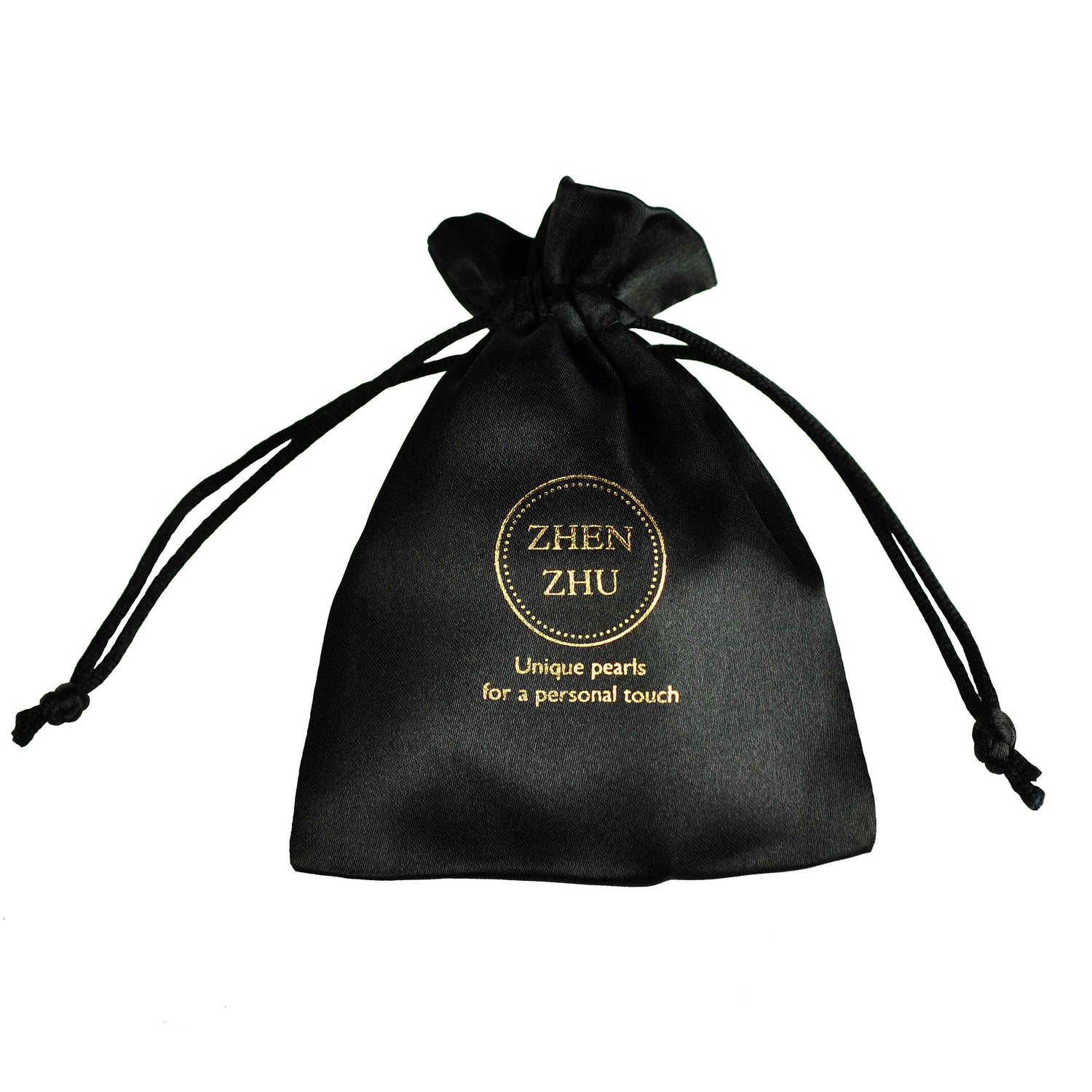 Zwart satijnen sieraden zakje met gouden logo Zhen Zhu | Parelketting Jill W