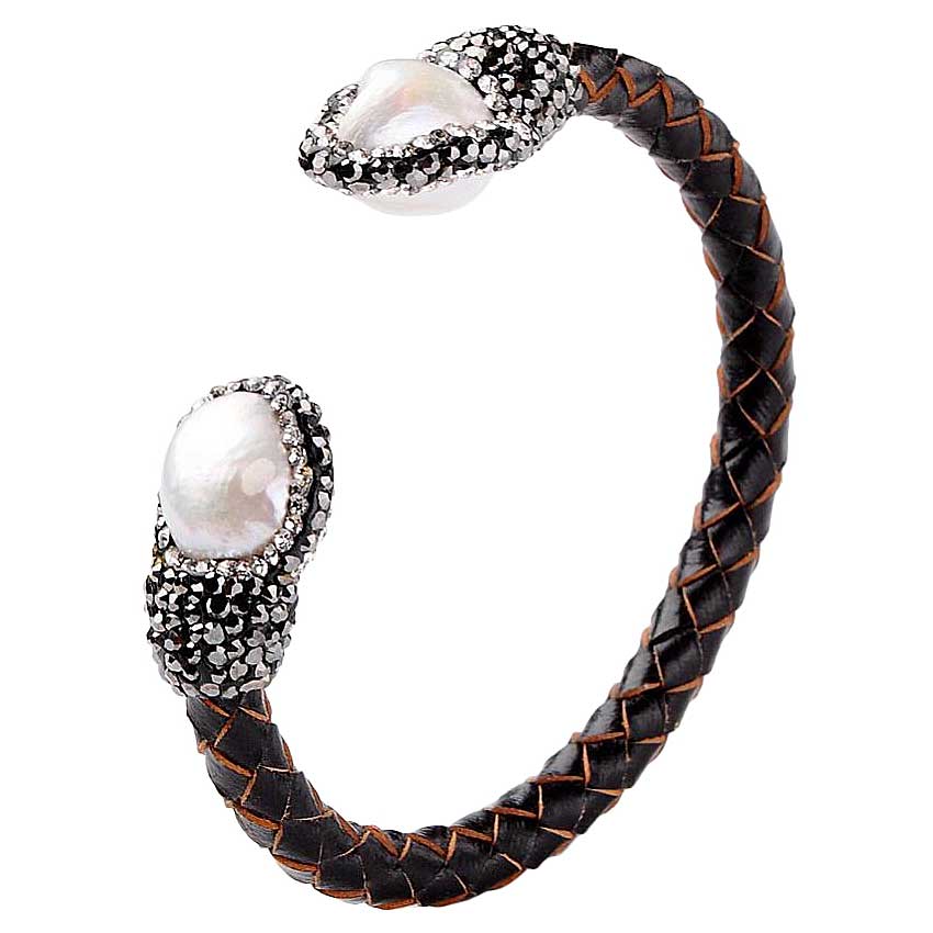 Wit zoetwater parel armband met stras steentjes en bruin gevlochten leer, zijaanzicht | Bright Pearl Brown Leather Bangle