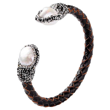 Wit zoetwater parel armband met stras steentjes en bruin gevlochten leer, zijaanzicht | Bright Pearl Brown Leather Bangle