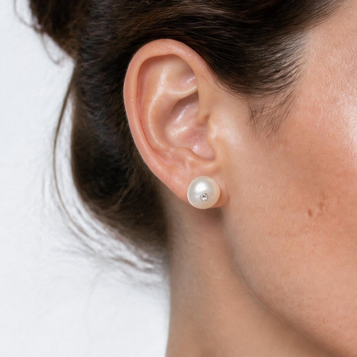 Witte zoetwater parel oorbellen met stras steentje, parel oorknop op model | Zoetwater parel oorbellen Bling Mea White