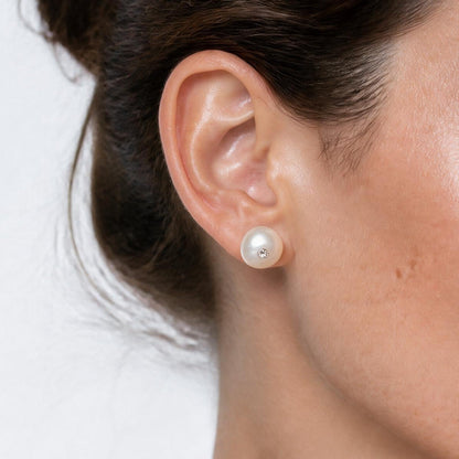 Witte zoetwater parel oorbellen met stras steentje, parel oorknop op model | Zoetwater parel oorbellen Bling Mea White