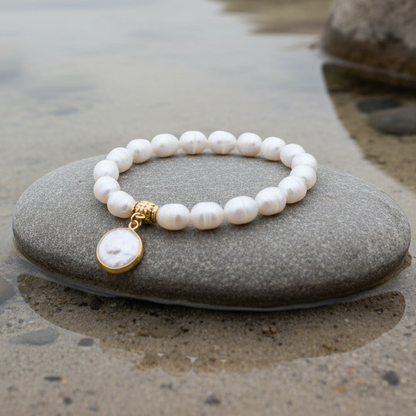Golden Pearl Coin armband aan de waterkant