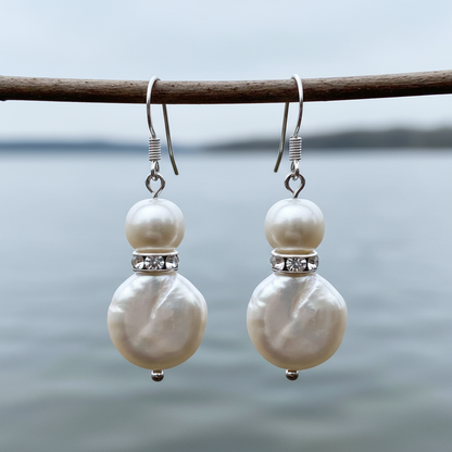 Witte zoetwater parel oorbellen met sterling zilver (925) hangend aan takje boven water | Conny Bling