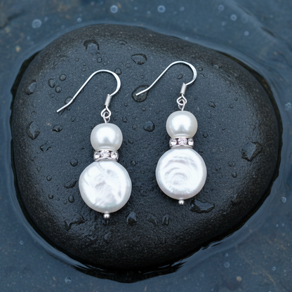 Witte zoetwater parel oorbellen met sterling zilver (925) liggend op steen in water | Conny Bling
