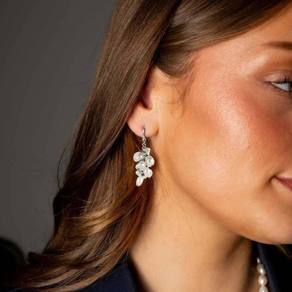 Zoetwater parel oorbellen met witte parels en sterling zilver (925) op model | Josefine