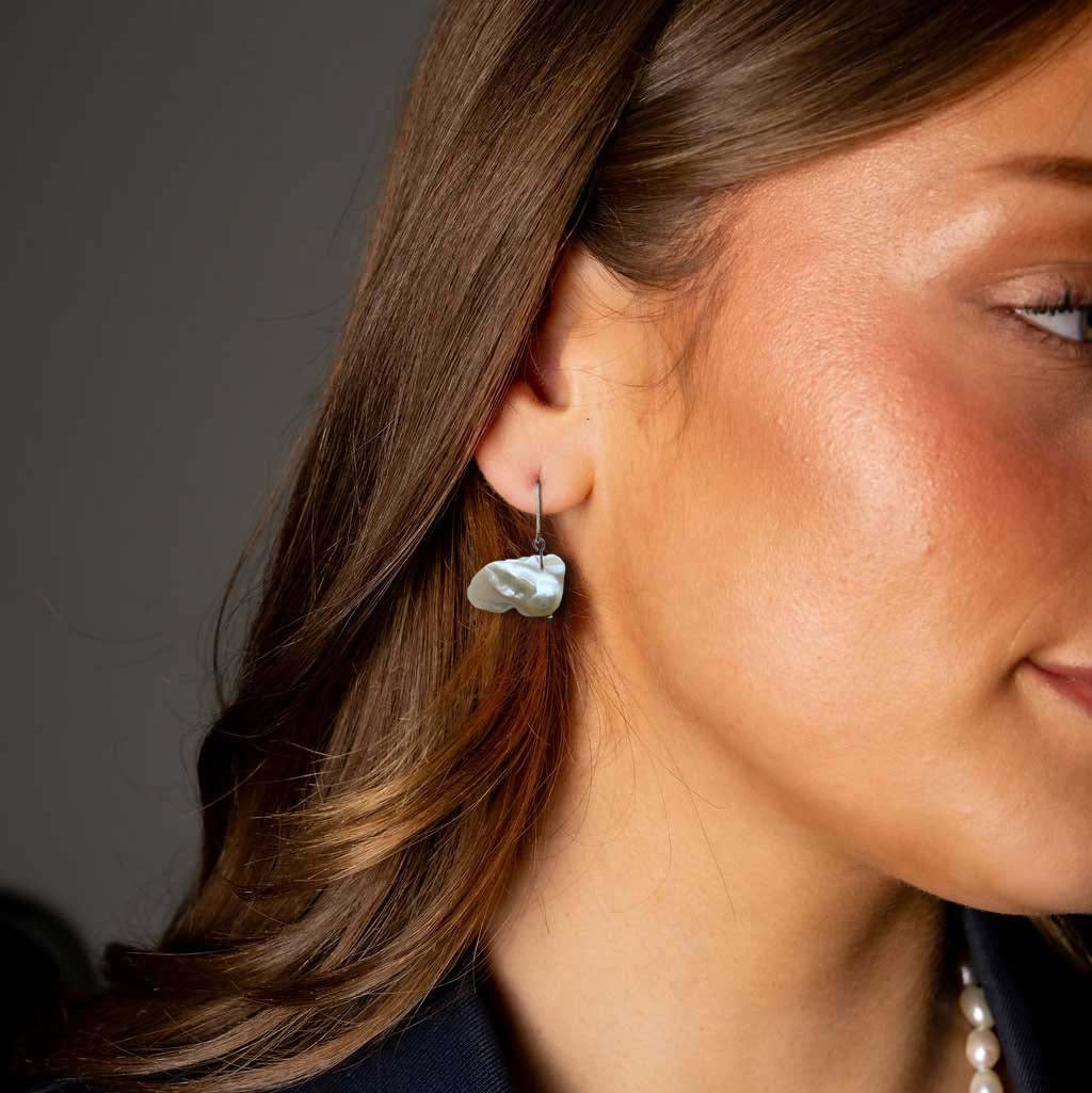 Zoetwater parel oorbellen met witte parels en edelstaal op model | Pearl Blister White