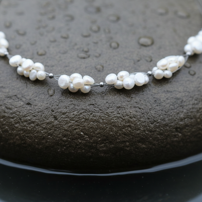 Zoetwater parelketting met witte parels en sterling zilver (925) liggend op steen close up | Winny